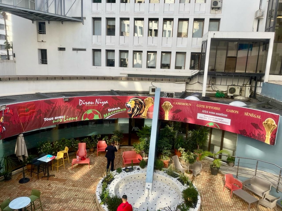 AXA — Dirou Niya — Banderole grand format par Sign Print