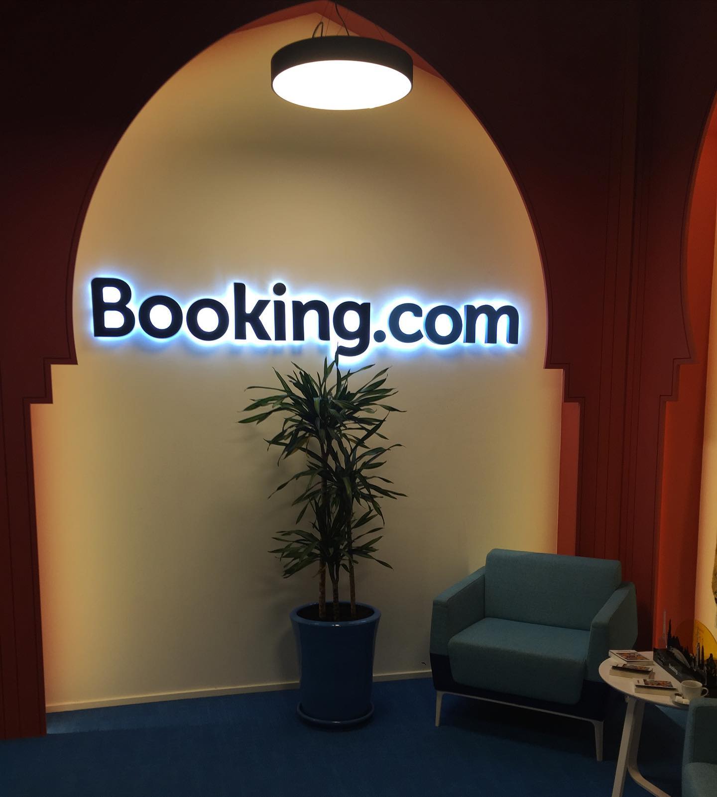 Booking.com — Lettres rétroéclairées par Sign Print