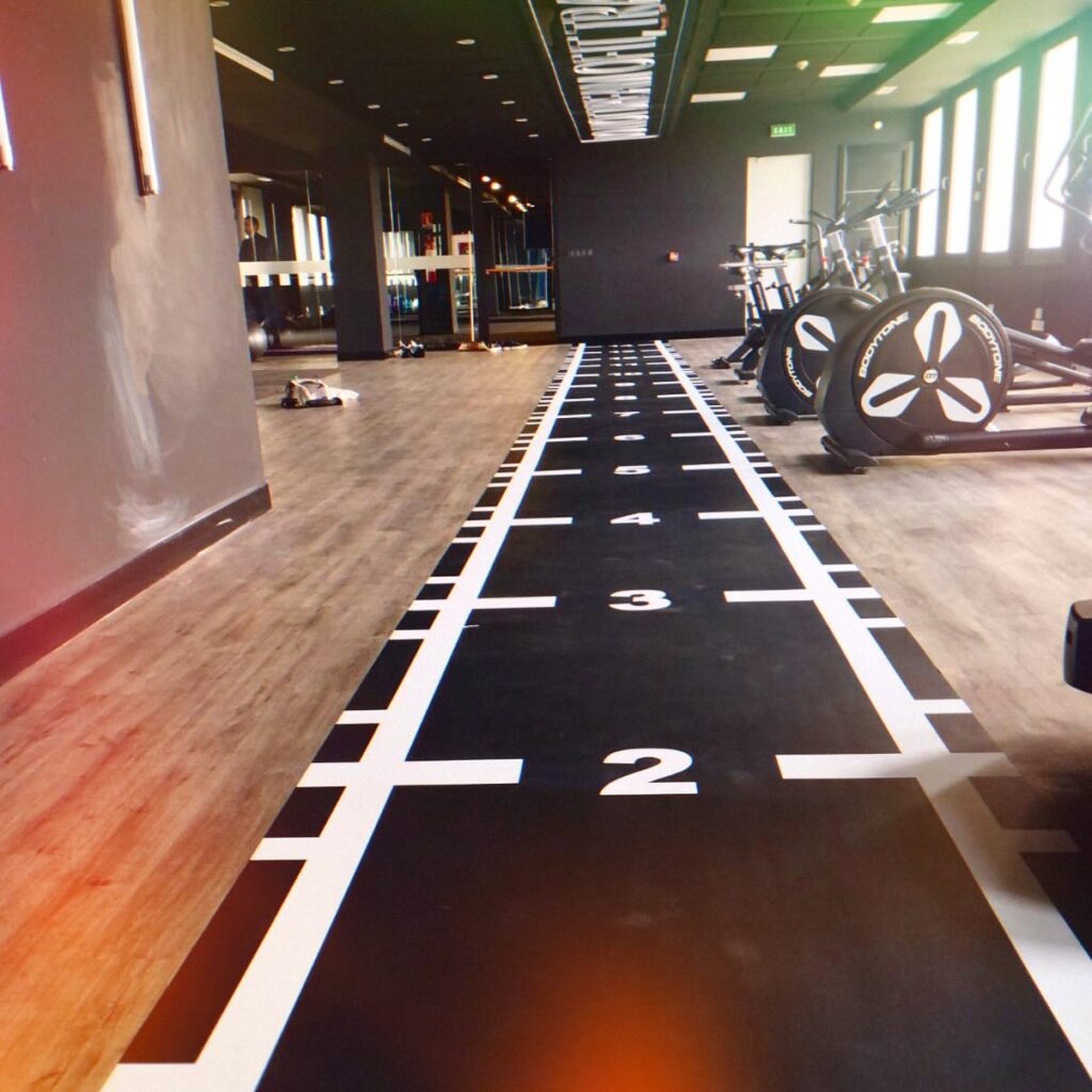 Gym Mode On — Marquage au sol par Sign Print