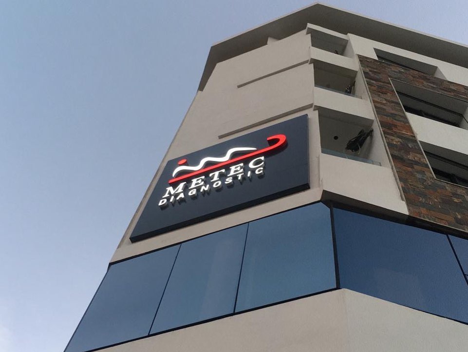Metec Diagnostic — Caisson lumineux façade par Sign Print