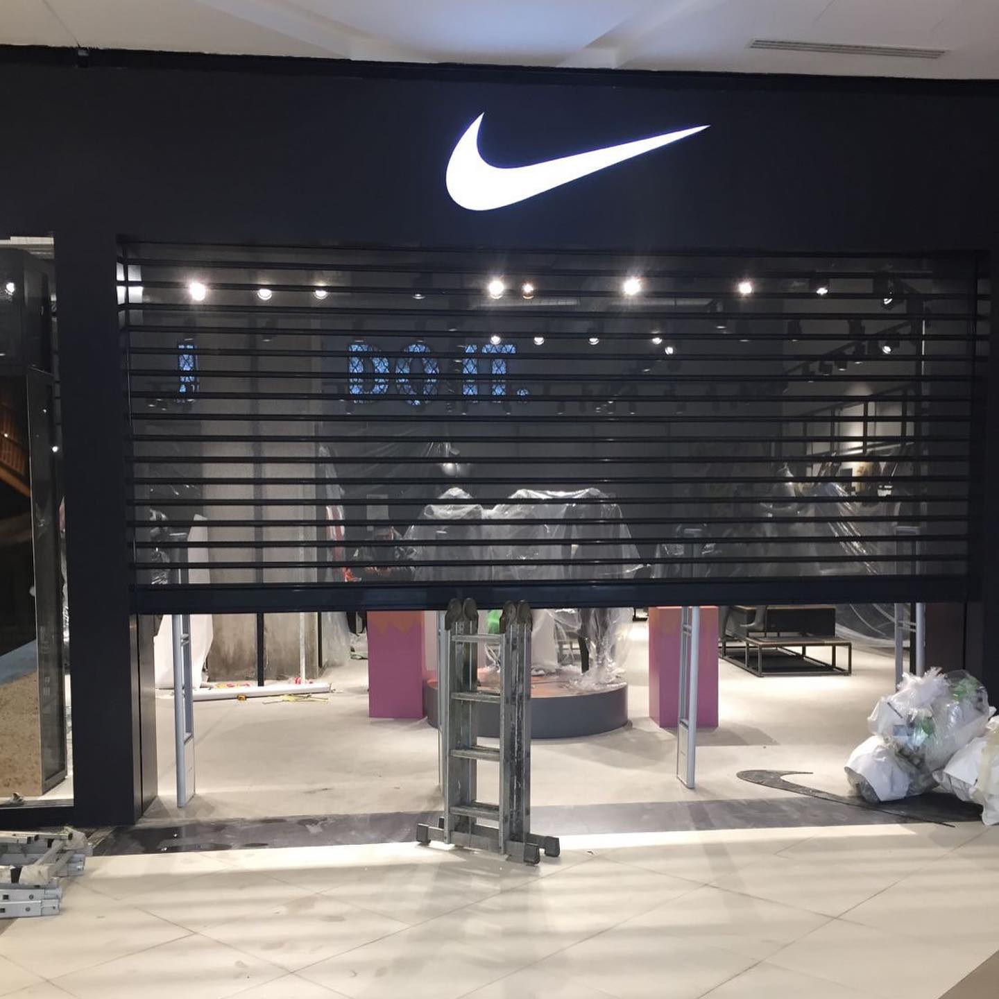 Nike — Enseigne lumineuse boutique par Sign Print