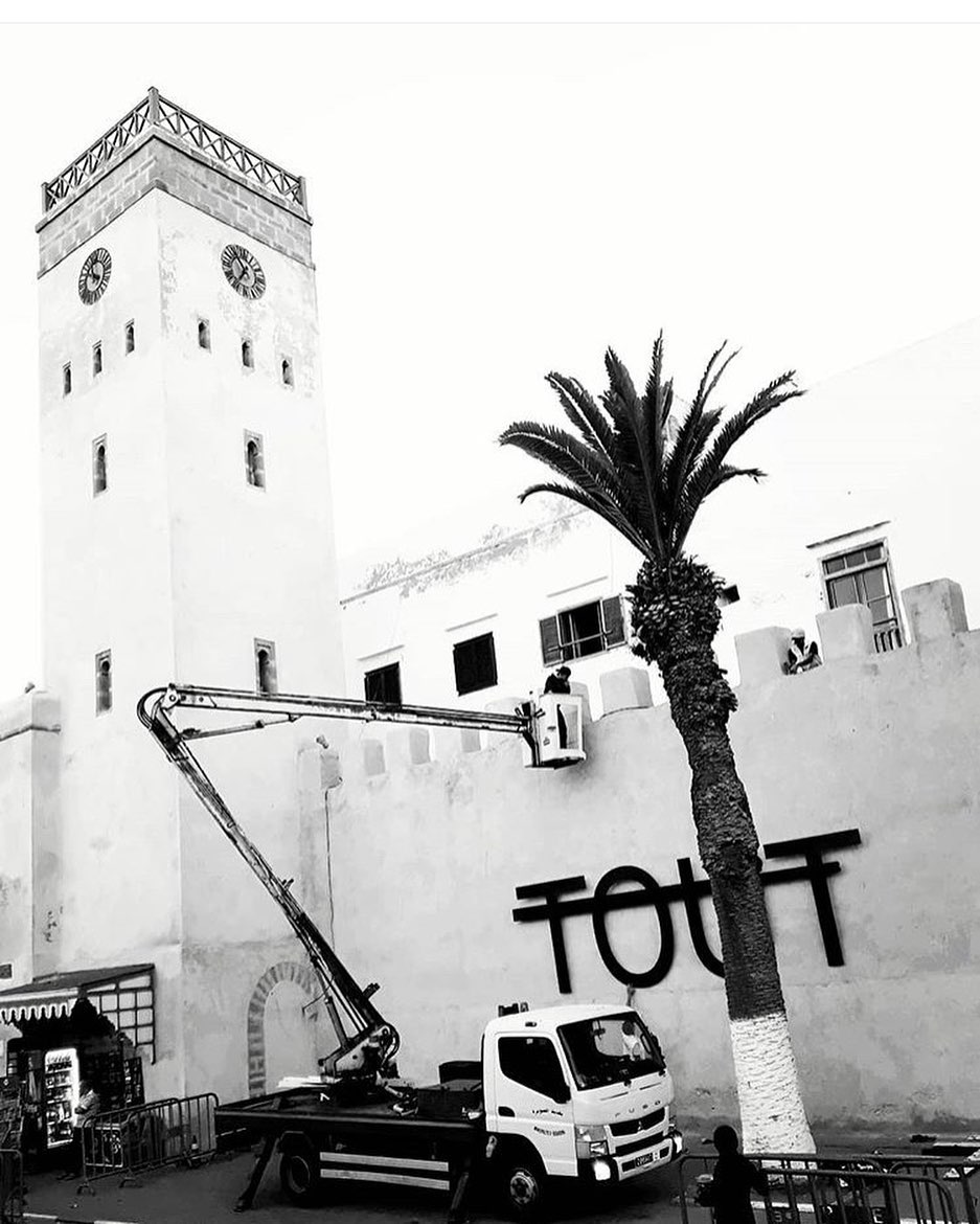 Tout — Essaouira — Signalétique urbaine XXL par Sign Print